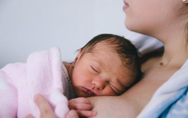 Tại sao bé sơ sinh vừa chào đời đã nhận ra mẹ?